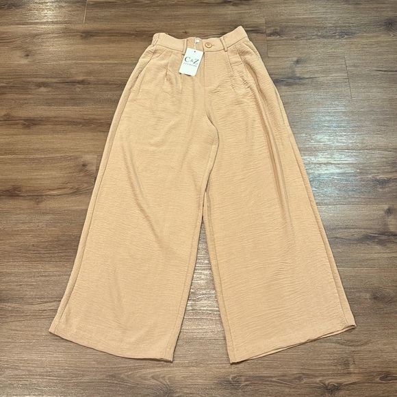 NWT Women's Beige High Waisted Wide Leg Pants with Pockets. Size Small - Picture 3 of 7